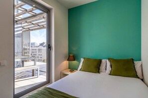 3 bedrooms, iron/ironing board, travel cot - Pool, Terrace & Beach Vibes in Poblenou (Barcelona)