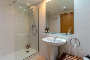 Shower, bidet, towels, shampoo - Pool, Terrace & Beach Vibes in Poblenou (Barcelona)