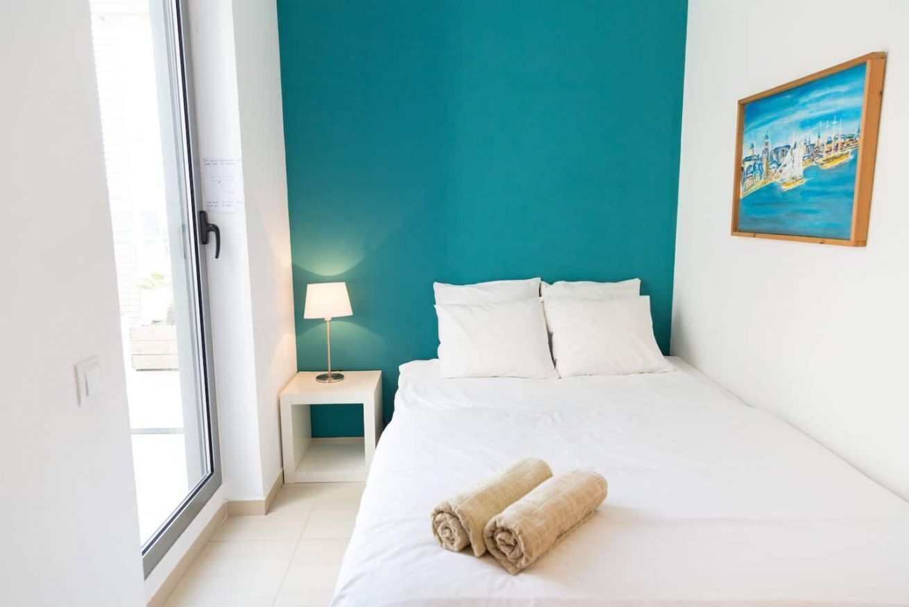 Een strijkplank/strijkijzer, reisbedje