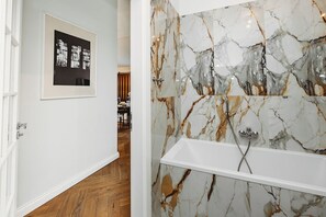 Penthouse superior | Baño | Secadora de cabello, toallas, jabón, shampoo 