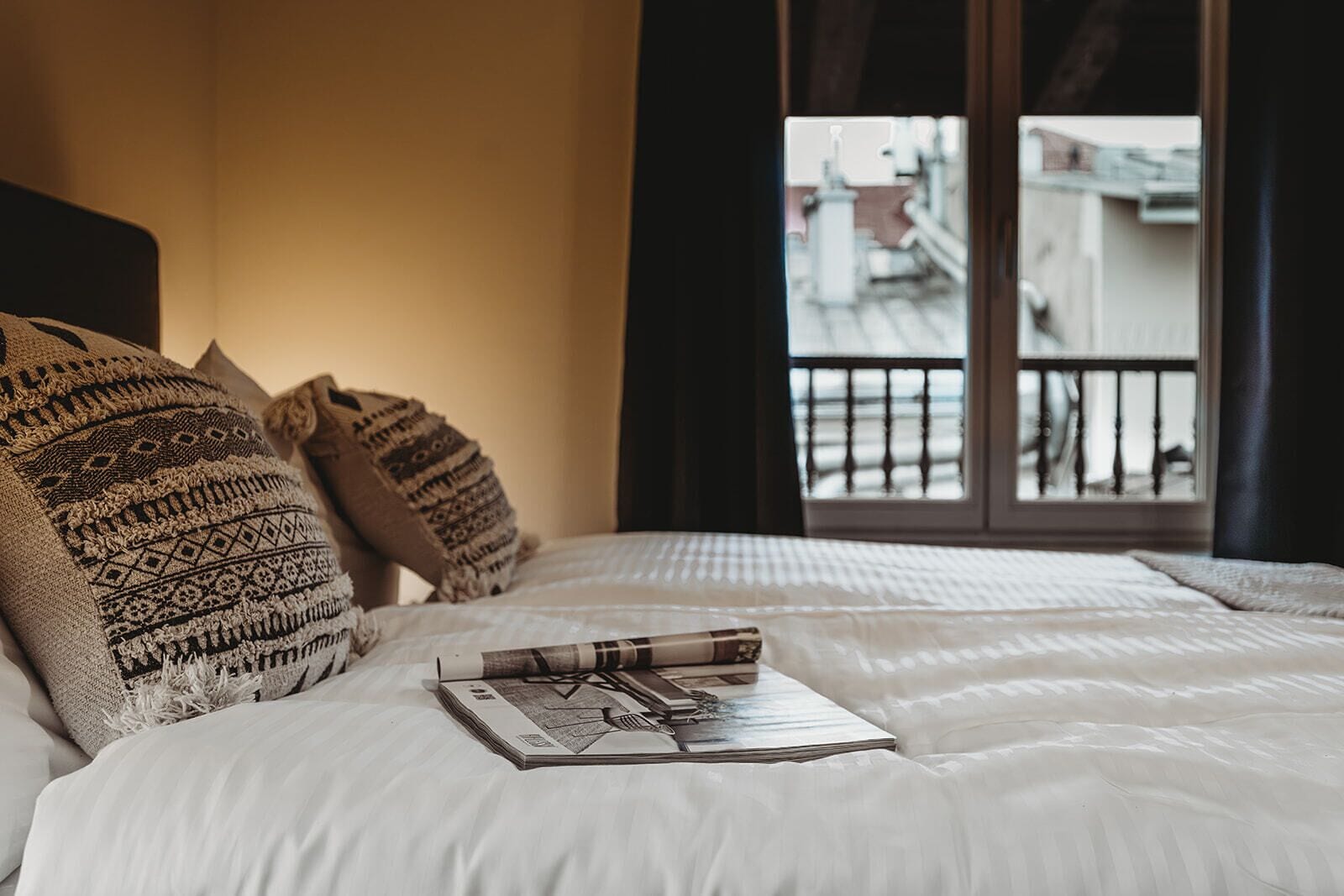 Studio Klasik | Brankas, setrika/meja setrika, dan Wi-Fi gratis