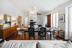 Penthouse Superior | Dapur pribadi | Lemari es, microwave, kompor, dan peralatan masak/sendok-piring