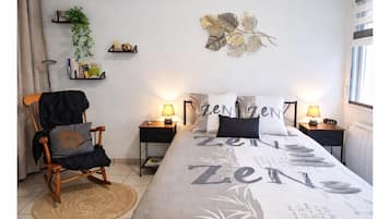 Tabla de planchar con plancha, wifi y ropa de cama