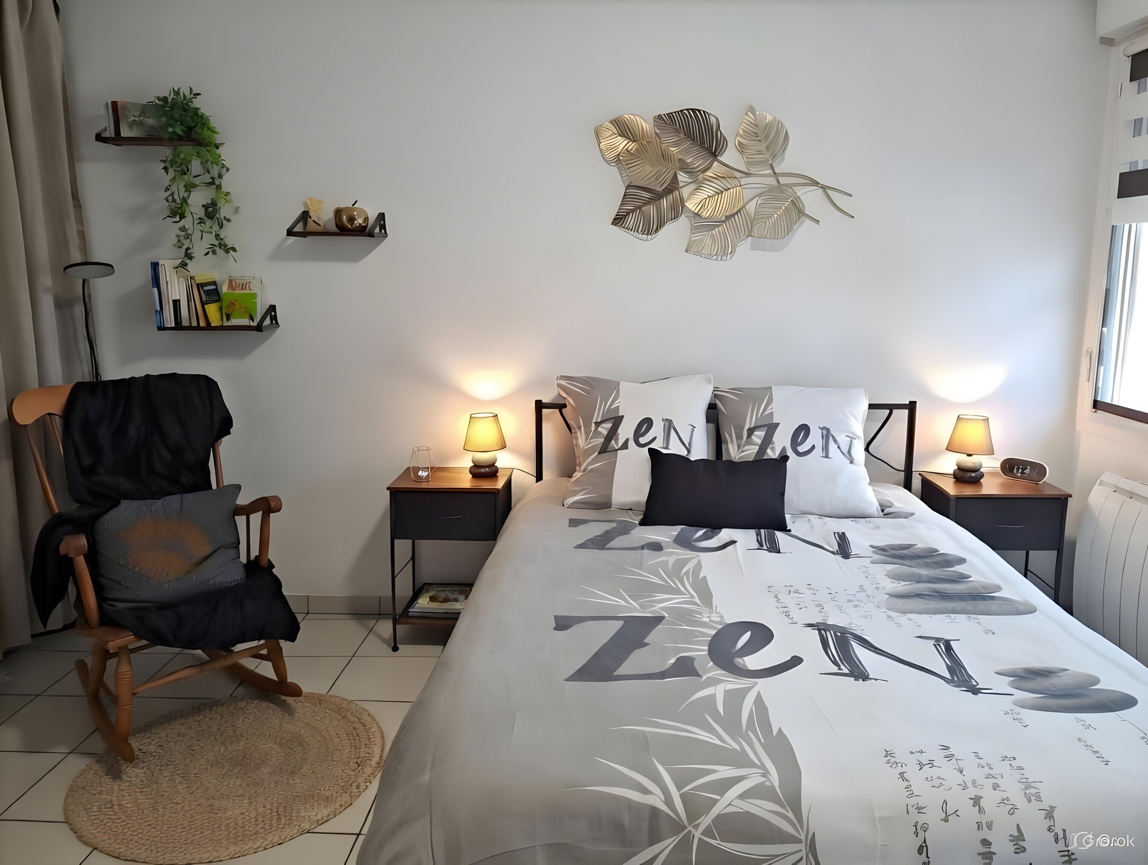 Een strijkplank/strijkijzer, wifi, beddengoed