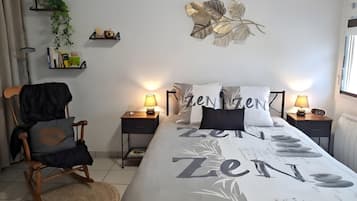 Een strijkplank/strijkijzer, wifi, beddengoed