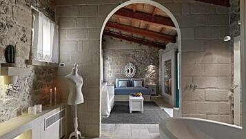 6 bedrooms, iron/ironing board, WiFi, bed sheets