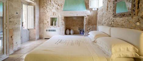 6 bedrooms, iron/ironing board, WiFi, bed sheets