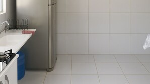 Una cocina con un refrigerador de acero inoxidable, un fregadero y una estufa.