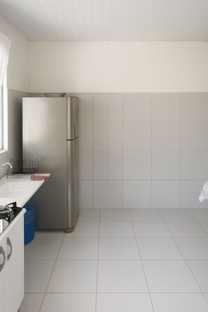 Fridge, stovetop, dishwasher, electric kettle