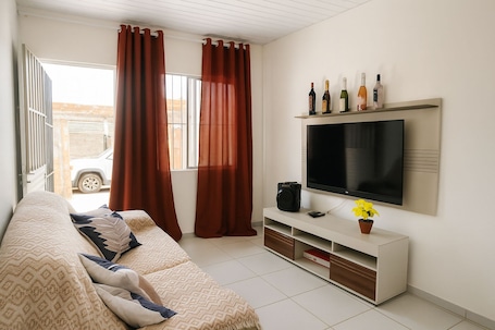 Smart TV. House with two parking spaces in the city of flowers, less than 3km from the center.