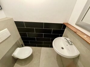 مجففات شعر، مناشف، صابون، ورق حمّام