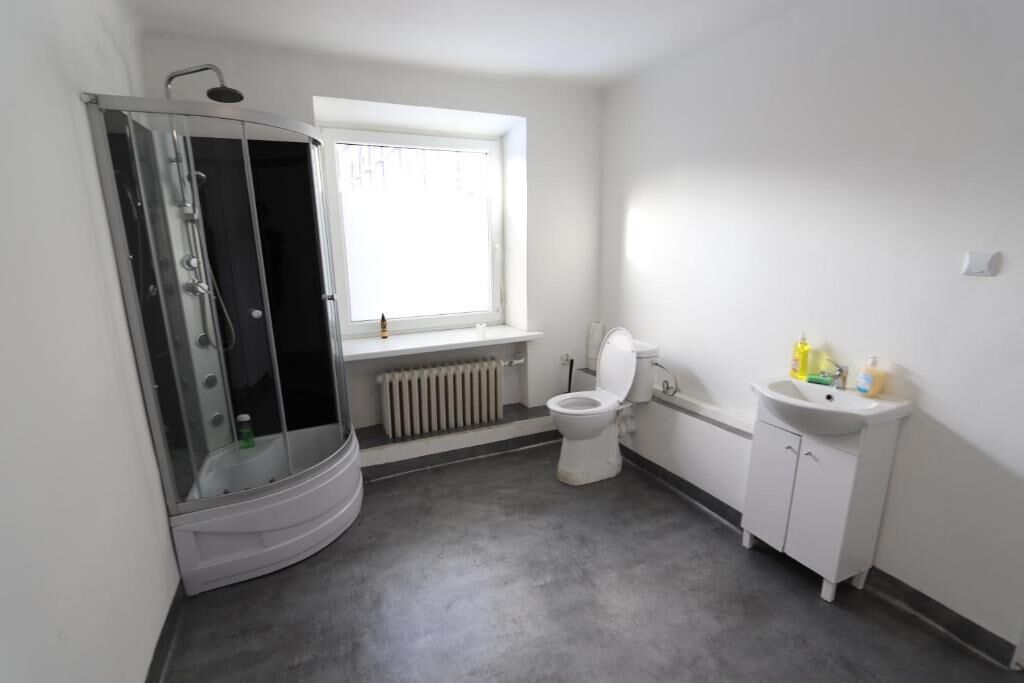 Ein Badezimmer mit Dusche, Toilette und Waschbecken.