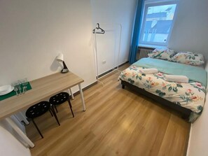 Desk, laptop workspace, soundproofing, iron/ironing board - Fantastic Inn Warsaw - NS27 (Warsaw)