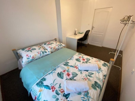 Classic Double Room, 1 Double Bed | Desk, laptop workspace, iron/ironing board, free WiFi. Fantastic Inn Warsaw - NS27