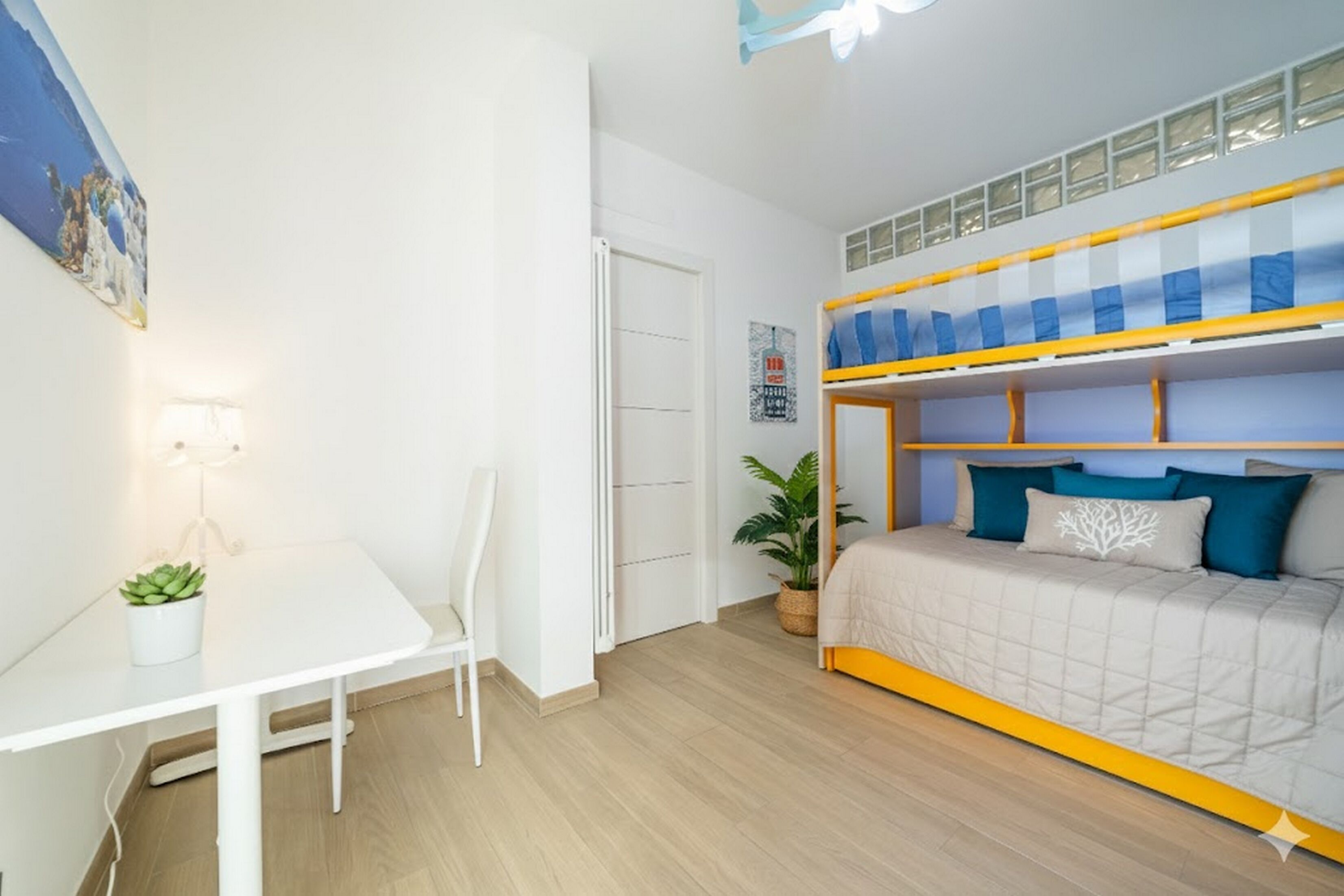 Appartement, uitzicht op zee | Een strijkplank/strijkijzer, gratis wifi