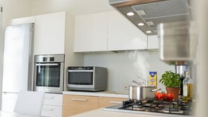 A modern kitchen with a refrigerator, oven, microwave, and stove. - il giardino di Laura (Pompeiana)
