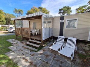 Outdoor dining - Mobile Home “Mh 338 Ronce Les Bains” with Shared Pool, Private Terrace & Air Conditioning (La Tremblade)
