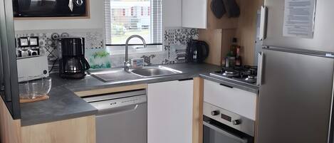 冰箱、微波炉、烤箱、炉灶