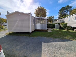Exterior - Mobile Home “Mh 338 Ronce Les Bains” with Shared Pool, Private Terrace & Air Conditioning (La Tremblade)