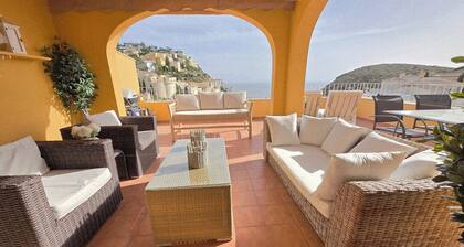 Blue Coast Apartment
Sea View Apartment with Large Balcony and 2 Communal Pools