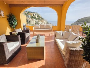 Property grounds - Blue Coast Apartment

Sea View Apartment with Large Balcony and 2 Communal Pools (VC)