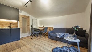 Un espace de vie moderne comprenant une cuisine, un coin repas et un espace détente.