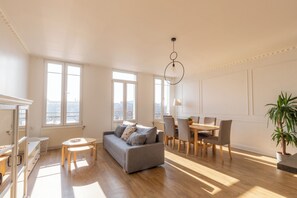 Duplex Confort, balcon, vue sur la ville | Aire de séjour | Téléviseur à écran plat