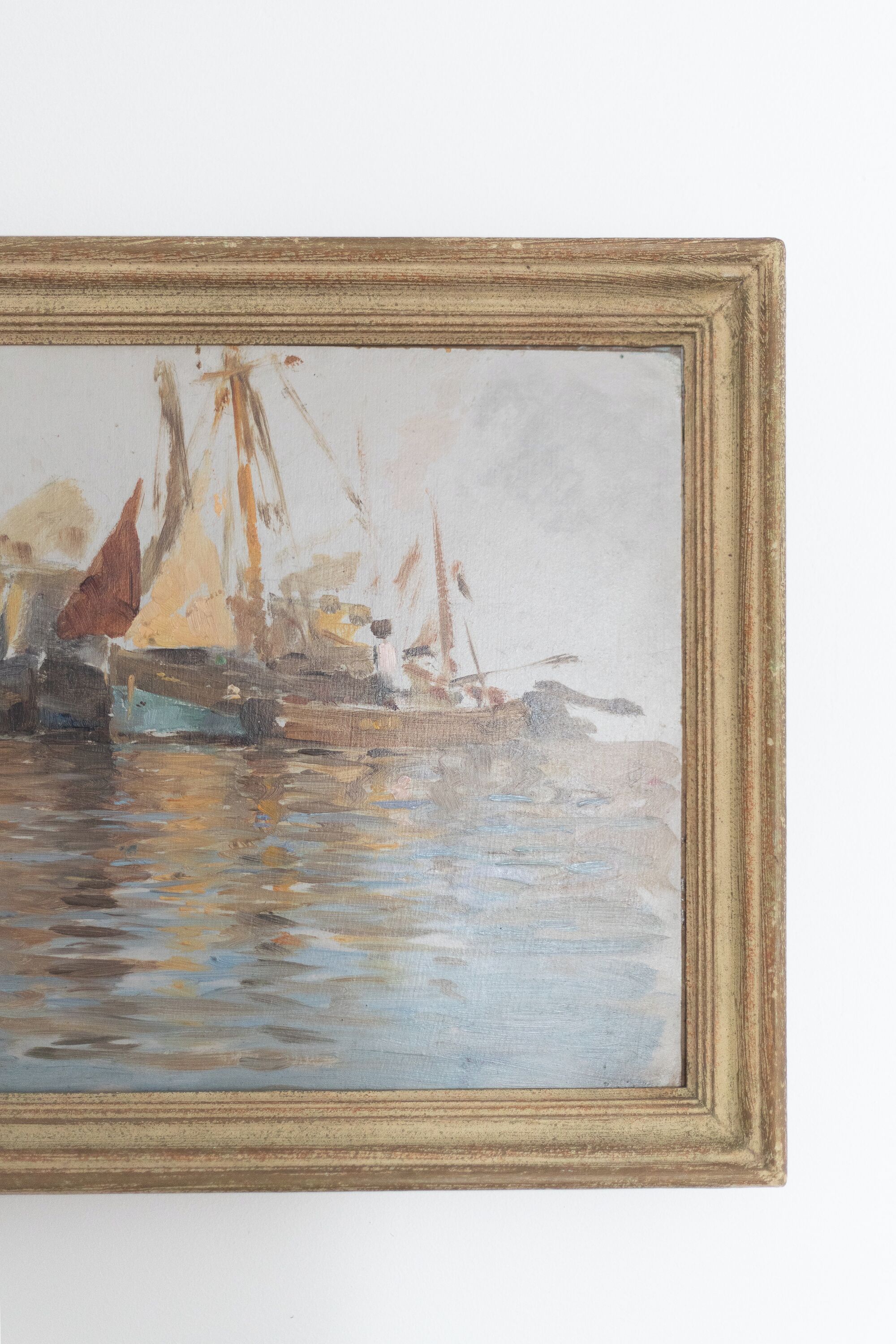 Un tableau encadré représentant un port avec des bateaux et de l’eau.