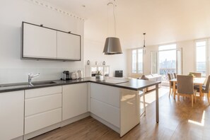 Duplex Confort, balcon, vue sur la ville | Cuisine privée