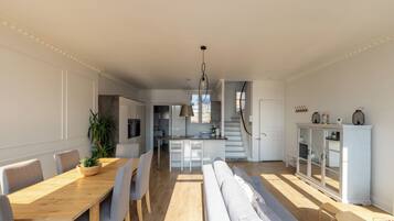 Comfort maisonnette, balkon, uitzicht op de stad | Woonruimte | Flatscreentelevisie