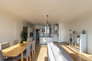 Duplex Confort, balcon, vue sur la ville | Aire de séjour | Téléviseur à écran plat