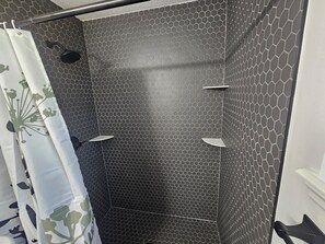 Shower, hair dryer, towels, soap - Newly Renovated Modern Home Race & Beach in Port Orange (Port Orange)