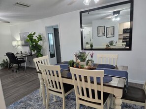 Dining - Newly Renovated Modern Home Race & Beach in Port Orange (Port Orange)