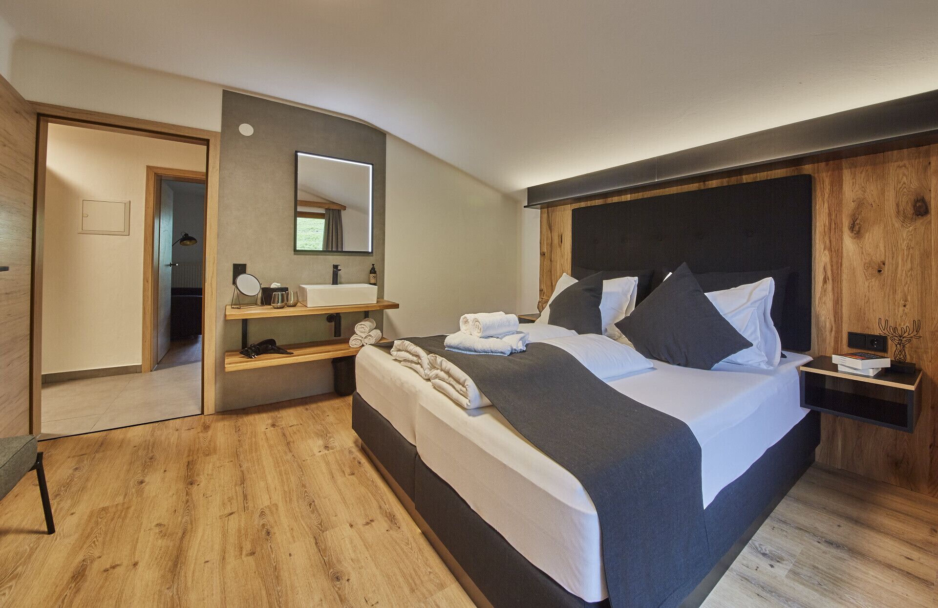 2 Schlafzimmer, Schreibtisch, Bügeleisen/Bügelbrett, Reisekinderbett