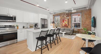 First-floor loft in iconic Old Town building. Exposed brick walls, modern kitchen, queen bed, in-unit laundry. Quiet side street, steps from 100+ restaurants & waterfront. Dogs welcome. A LovableBNB Collection property. Perfect for couples.