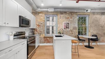 Réfrigérateur, micro-ondes, four, plaque de cuisson