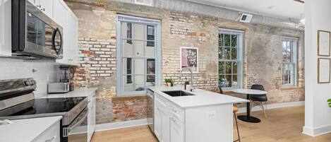 Kühlschrank, Mikrowelle, Ofen, Herdplatte