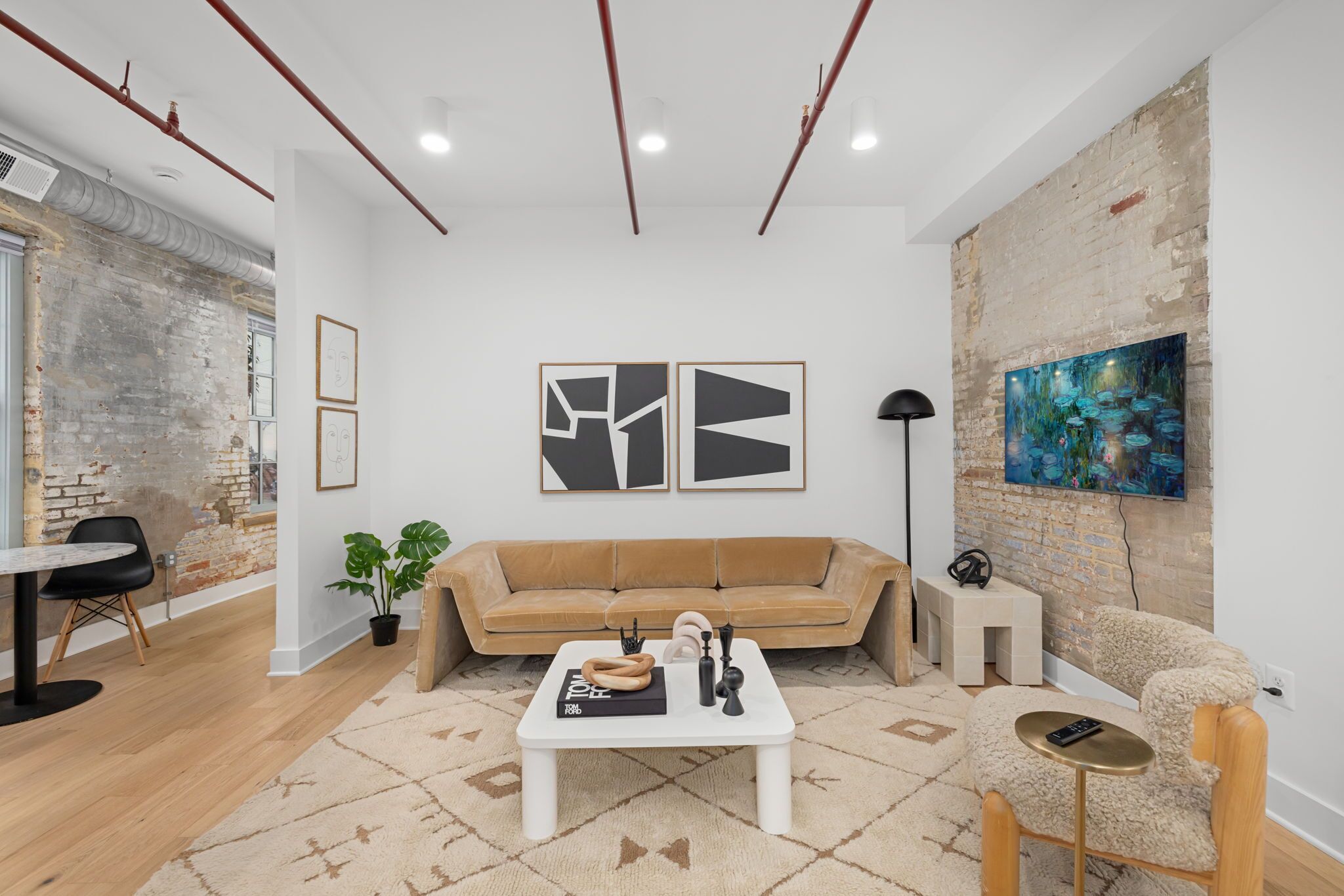 Design-forward Flat In Old Town's Most Iconic Building. Exposed Brick, Bold Red Ceiling Pipes, Corner Bedroom Bathed In Natural Light. Modern Kitchen, Quiet Side Street. Steps From 100+ Restaurants & Waterfront. A Lovablebnb Collection Listing. - 亞歷山卓