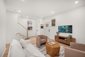 Smart TV - Brand new 2025 townhome in Alexandria. 3 bedrooms, each with private en-suite bath. Basement suite with rec room—perfect for teens or guests. Fully fenced yard, pet friendly. 10-min walk to King Street Metro + FREE trolley to Old Town waterfront. (Alexandria)