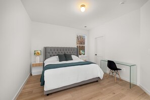 3 bedrooms, desk, iron/ironing board, travel cot - Brand new 2025 townhome in Alexandria. 3 bedrooms, each with private en-suite bath. Basement suite with rec room—perfect for teens or guests. Fully fenced yard, pet friendly. 10-min walk to King Street Metro + FREE trolley to Old Town waterfront. (Alexandria)