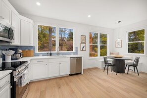 Fridge, microwave, oven, stovetop - Brand new 2025 townhome in Alexandria. 3 bedrooms, each with private en-suite bath. Basement suite with rec room—perfect for teens or guests. Fully fenced yard, pet friendly. 10-min walk to King Street Metro + FREE trolley to Old Town waterfront. (Alexandria)