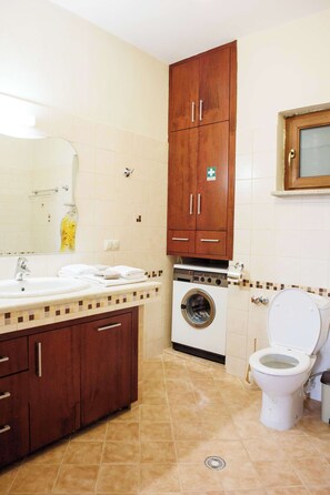 Regadera, secadora de cabello, toallas 