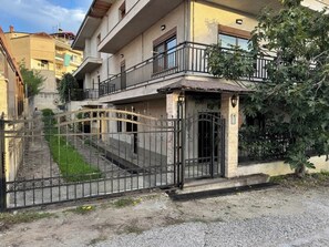 Exterior - Anastasia's Kastoria Cozy Modern Garden Retreat (Maniaki)