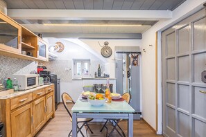 Standard Studio, Microwave (Domus Piazza Brigida near Beach &) | Dining - Domus Piazza Brigida Near Beach & Casino (Sanremo)