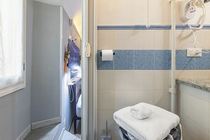 Standard Studio (Domus Piazza Brigida) | Bathroom - Domus Piazza Brigida (Sanremo)