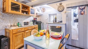 Standard Studio, Microwave (Domus Piazza Brigida near Beach &) | Private kitchen - Domus Piazza Brigida Near Beach & Casino (Sanremo)