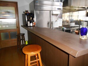 Petit déjeuner et dîner servis sur place