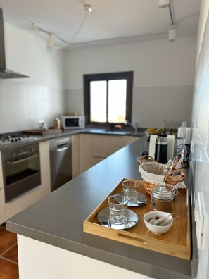 Microondas, horno, parrilla de estufa y lavavajillas 