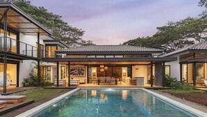 A modern house with a swimming pool, outdoor seating, and a patio area. - Casa Que Chiva (Reserva de Golf, Hacienda Pinilla)