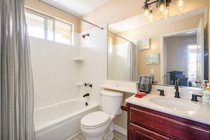 Un baño con bañera, inodoro y lavabo.